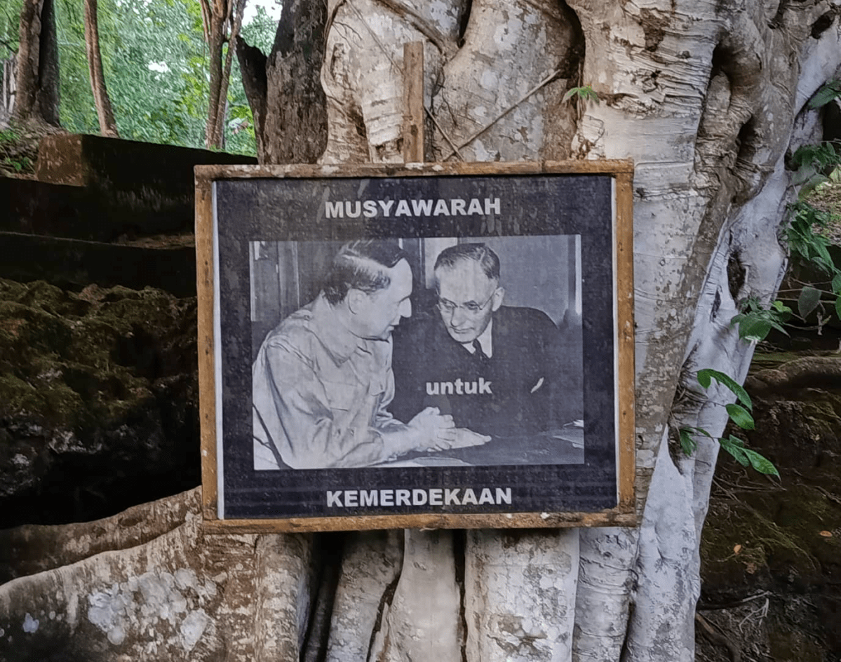 Air Kaca – Douglas MacArthur and John&nbsp;Curtin